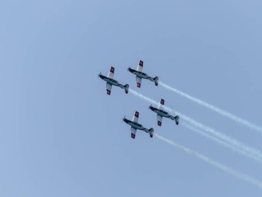 Spor uçaklar bir grup göstermek gökyüzünde İsrail Bağımsızlık 70 yıldönümü için adanmış bir akrobasi gösterisi