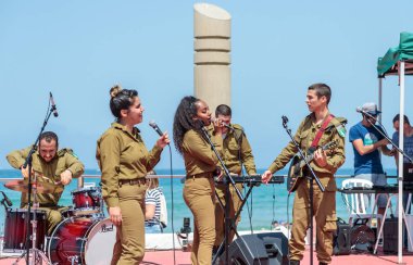 Hayfa İsrail devletinin bağımsızlığı 70 yıldönümü onuruna ordu müzik grubunun üyeleri gerçekleştirmek