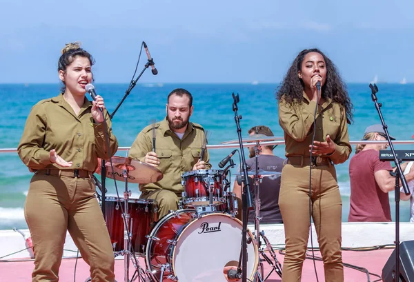 Miembros del Grupo de Música del Ejército actúan en la ciudad de Haifa en honor al 70 aniversario de la independencia del Estado de Israel — Foto de Stock