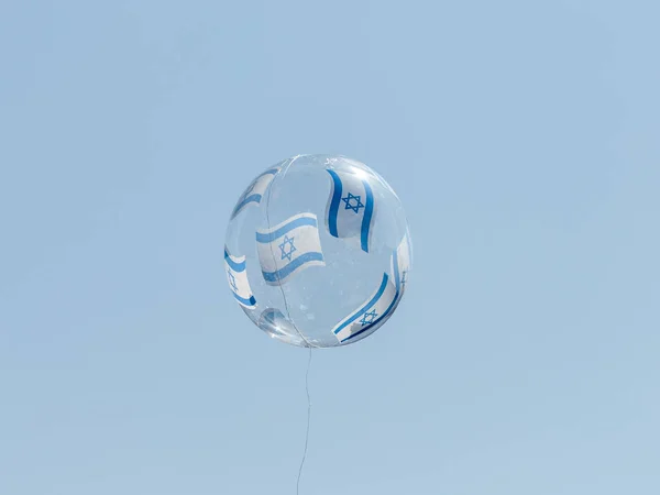 Luftballong dekorerad med flaggor av Israel, tillägnad 70-årsdagen av Israels självständighet, svävar i skyn — Stockfoto