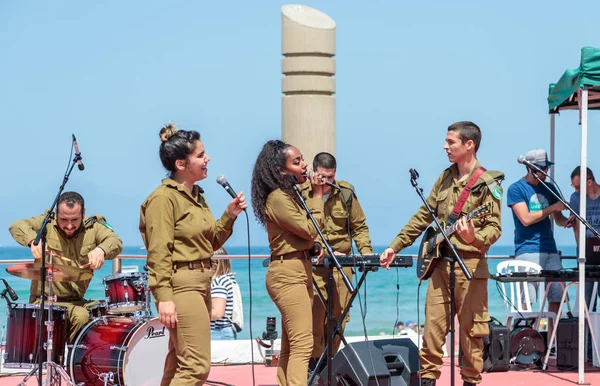 Miembros del Grupo de Música del Ejército actúan en la ciudad de Haifa en honor al 70 aniversario de la independencia del Estado de Israel — Foto de Stock