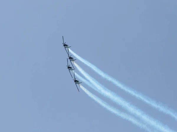 A group of sports airplanes show in the sky an aerobatic show dedicated to the 70th anniversary of the Independence of Israel — Stock Photo, Image