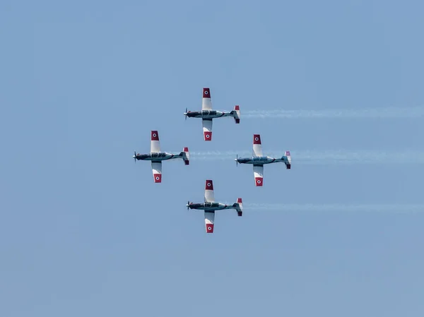 A group of sports airplanes show in the sky an aerobatic show dedicated to the 70th anniversary of the Independence of Israel — Stock Photo, Image