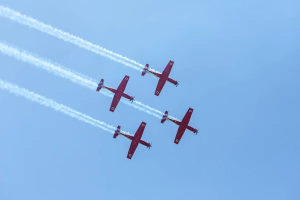 A group of sports airplanes show in the sky an aerobatic show dedicated to the 70th anniversary of the Independence of Israel — Stock Photo, Image