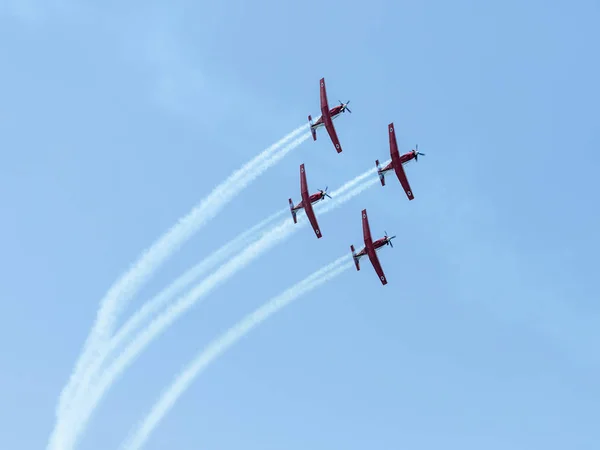 A group of sports airplanes show in the sky an aerobatic show dedicated to the 70th anniversary of the Independence of Israel — Stock Photo, Image