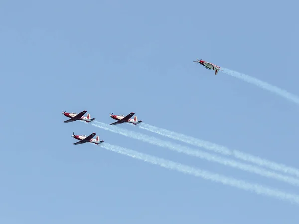 Un grupo de aviones deportivos muestra en el cielo un espectáculo acrobático dedicado al 70 aniversario de la Independencia de Israel — Foto de Stock