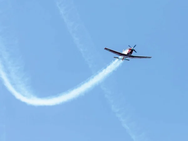 The sports plane shows in the sky the aerobatic representation dedicated to the 70th anniversary of the Independence of Israel — Stock Photo, Image
