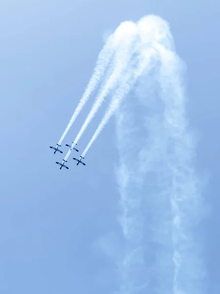 A group of sports airplanes show in the sky an aerobatic show dedicated to the 70th anniversary of the Independence of Israel — Stock Photo, Image