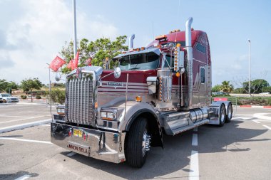 Kenworth bir sergi vintage arabalar büyük Regba Mall Park izlemek