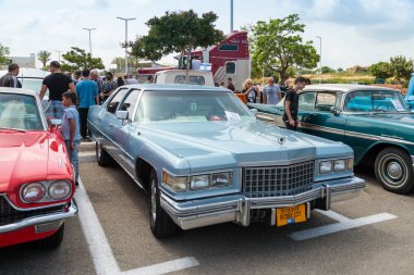 Eski Ford Cadillac bir sergi vintage arabalar büyük Regba Mall Park