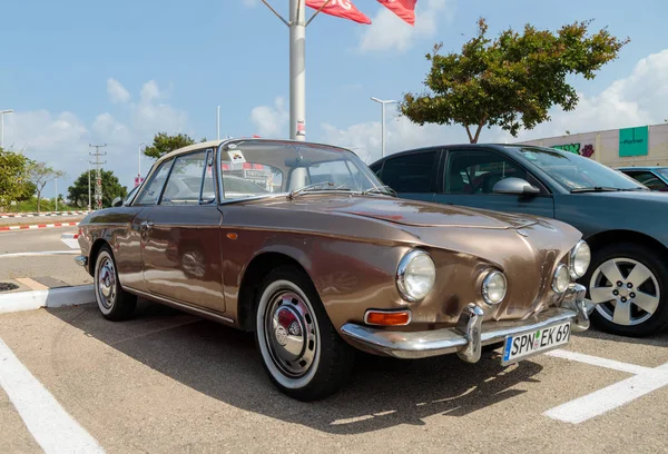 Antiguo Volkswagen en una exposición de coches antiguos aparcado cerca del centro comercial Big Regba — Foto de Stock