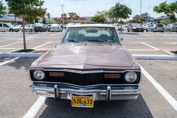 Antiguo Dodge en una exposición de coches antiguos aparcados cerca del centro comercial Big Regba — Foto de Stock