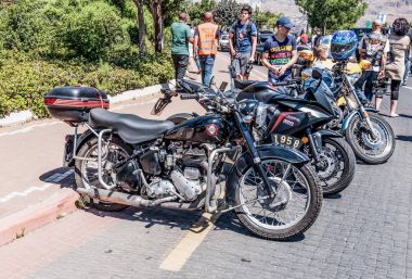 Carmiel şehir eski arabalar bir sergi, birkaç eski motosikletler