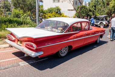 Eski Chevrolet Bel Air adlı bir sergi KARMIEL şehrin eski araçların