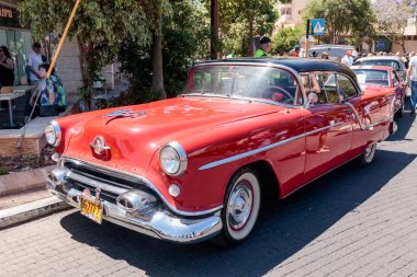 KARMIEL şehrin eski araçların bir sergisinde eski Oldsmobil