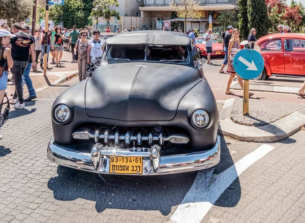 Antiguo coche americano Mercurio en una exposición de coches viejos en la ciudad de Karmiel — Foto de Stock