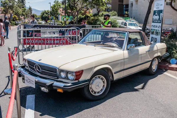 Cabriolet Mercedes deportivo antiguo en una exposición de coches viejos en la ciudad de Karmiel — Foto de Stock