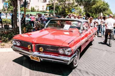 KARMIEL şehrin eski araçların bir sergisinde eski Pontiac Bonneville