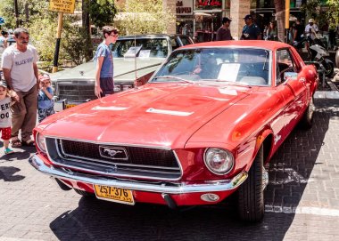 KARMIEL şehrin eski araçların bir sergisinde eski Ford Mustang