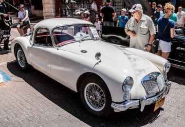 KARMIEL şehrin eski araçların bir sergisinde eski Mg Coupe 1959
