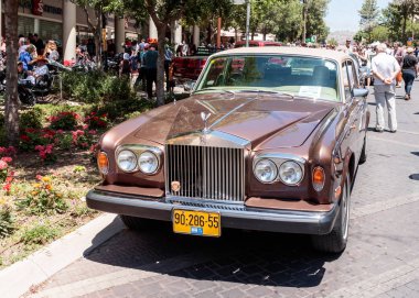 KARMIEL şehrin eski araçların bir sergisinde eski Rolls Royce