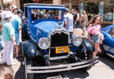 KARMIEL şehrin eski araçların bir sergisinde eski Buick 1926