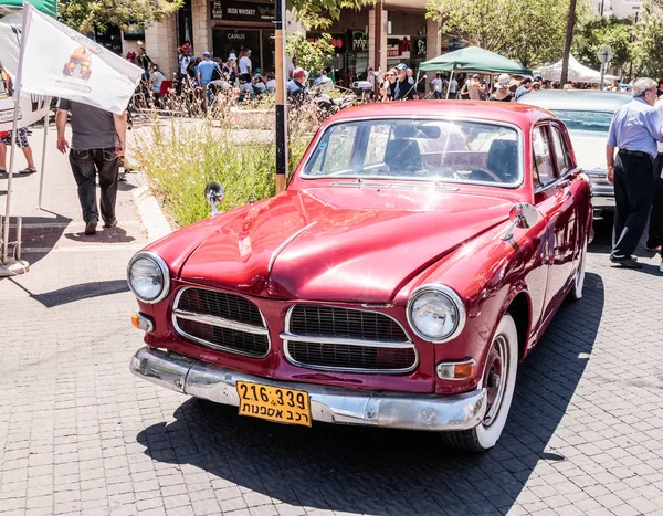 Antiguo Pontiac en una exposición de coches viejos en la ciudad de Karmiel — Foto de Stock