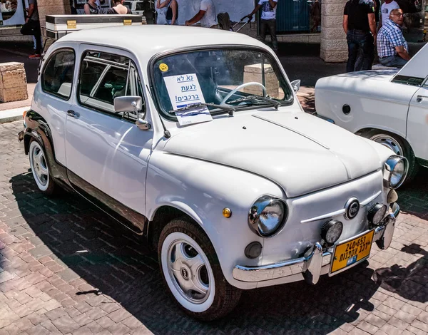 Antiguo Fiat 500 en una exposición de coches viejos en la ciudad de Karmiel — Foto de Stock