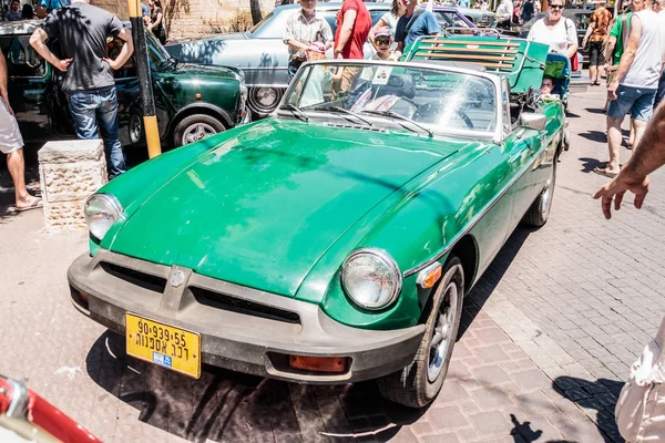 Cabriolet MG viejo en una exposición de coches viejos en la ciudad de Karmiel — Foto de Stock