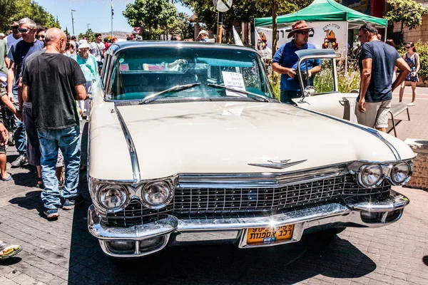 Viejo Buick en una exposición de coches viejos en la ciudad de Karmiel — Foto de Stock