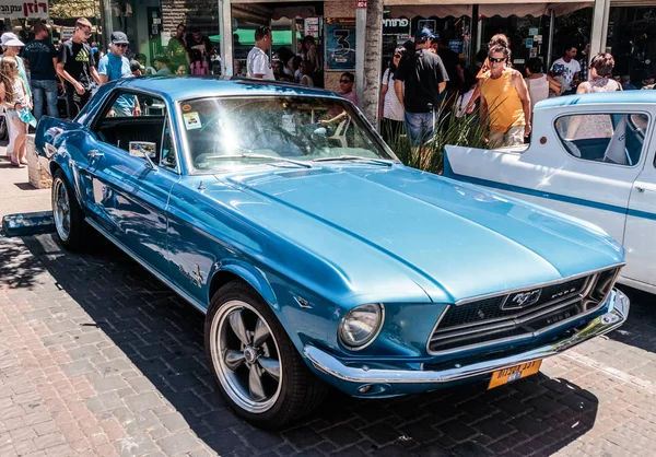 El viejo Ford Mustang 302 en una exposición de coches viejos en la ciudad de Karmiel — Foto de Stock
