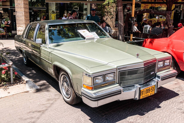 Old Cadillac Fleetwood 1985 на выставке старых автомобилей в городе Кармиэль
