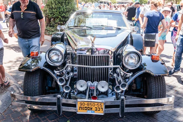 Oude limousine Zimmer Golden Spirit op een tentoonstelling van oude auto's in de stad Karmiel — Stockfoto