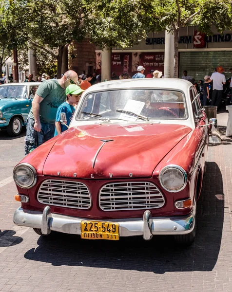 Volvo Viejo en una exposición de coches viejos en la ciudad de Karmiel — Foto de Stock