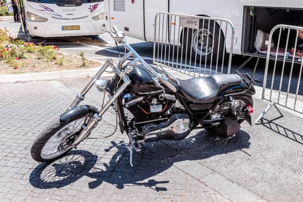 La vieja motocicleta Harley Davidson en una exposición de coches viejos en la ciudad de Carmiel —  Fotos de Stock