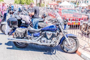 Eski motosiklet Yamaha KARMIEL şehrin eski araçların bir sergisinde