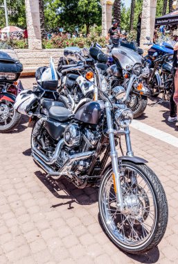 KARMIEL şehrin eski araçların bir sergisinde eski motosiklet Harley Davidson