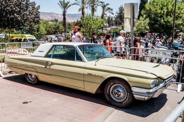Viejo Chevrolet Thunderbird en una exposición de coches viejos en la ciudad de Karmiel — Foto de Stock