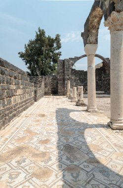 Kursi - İsa Mesih'in mucizeler Golan Tepeleri üzerinde Tiberias Gölü kıyısında gerçekleştirileceği bir büyük Bizans 8 yüzyıl manastır kalıntıları.