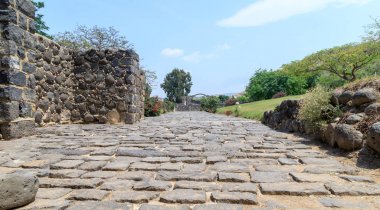 Kursi - İsa Mesih'in mucizeler Golan Tepeleri üzerinde Tiberias Gölü kıyısında gerçekleştirileceği bir büyük Bizans 8 yüzyıl manastır kalıntıları.