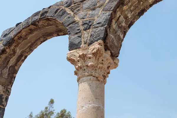 Фрагмент колонны в руинах Курси - большой византийский монастырь VIII века на берегу озера Тверия, на Голанских высотах . — стоковое фото