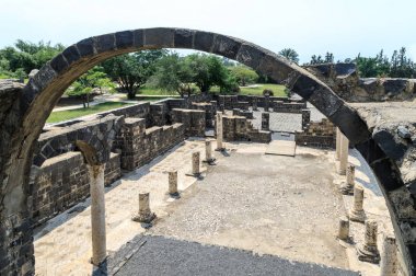 Kursi - İsa Mesih'in mucizeler Golan Tepeleri üzerinde Tiberias Gölü kıyısında gerçekleştirileceği bir büyük Bizans 8 yüzyıl manastır kalıntıları.
