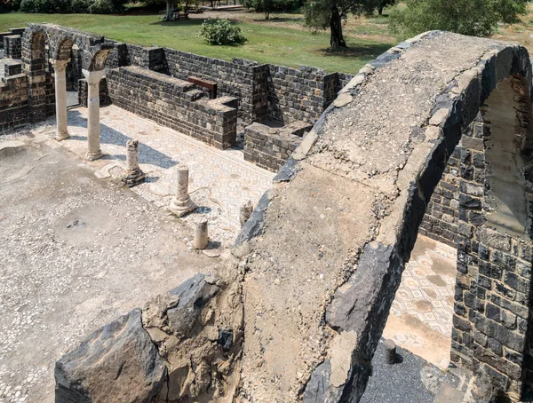 Ruinas de Kursi - un gran monasterio bizantino del siglo VIII en el que Jesucristo realizó milagros a orillas del lago Tiberíades, en las alturas del Golán . — Foto de Stock