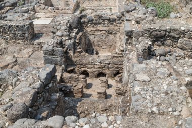 Kursi - İsa Mesih'in mucizeler Golan Tepeleri üzerinde Tiberias Gölü kıyısında gerçekleştirileceği bir büyük Bizans 8 yüzyıl manastır kalıntıları.