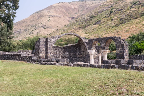 Ruiny Kursi - velký byzantský 8. století klášter, v němž zázraky Ježíše Krista na březích jezera Tiberias, na Golanských výšinách. — Stock fotografie