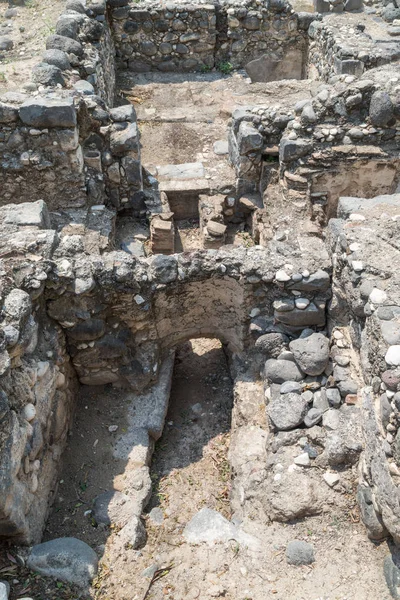 Ruínas de Kursi - um grande mosteiro bizantino do século VIII no qual Jesus Cristo realizou milagres nas margens do Lago Tiberíades, nas Colinas de Golã . — Fotografia de Stock
