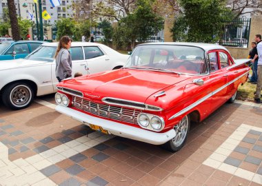Eski Chevrolet Bel Air adlı bir sergi Kiryat Motskin eski arabalar