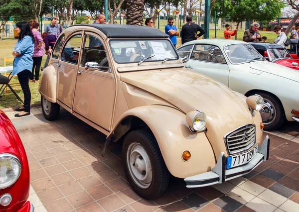 Old Citroen en una exposición de coches viejos en el Kiryat Motskin — Foto de Stock