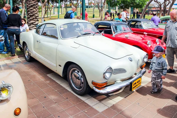 El viejo Volkswagen en una exposición de coches viejos en el Kiryat Motskin — Foto de Stock