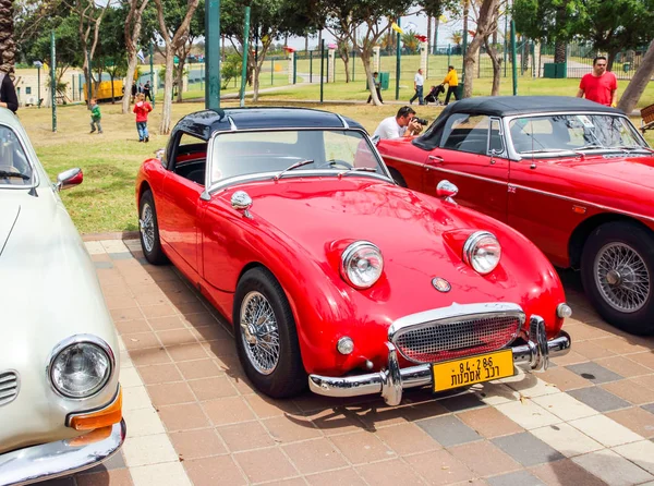 Old Austin Healey Sprite en una exposición de coches viejos en el Kiryat Motskin — Foto de Stock